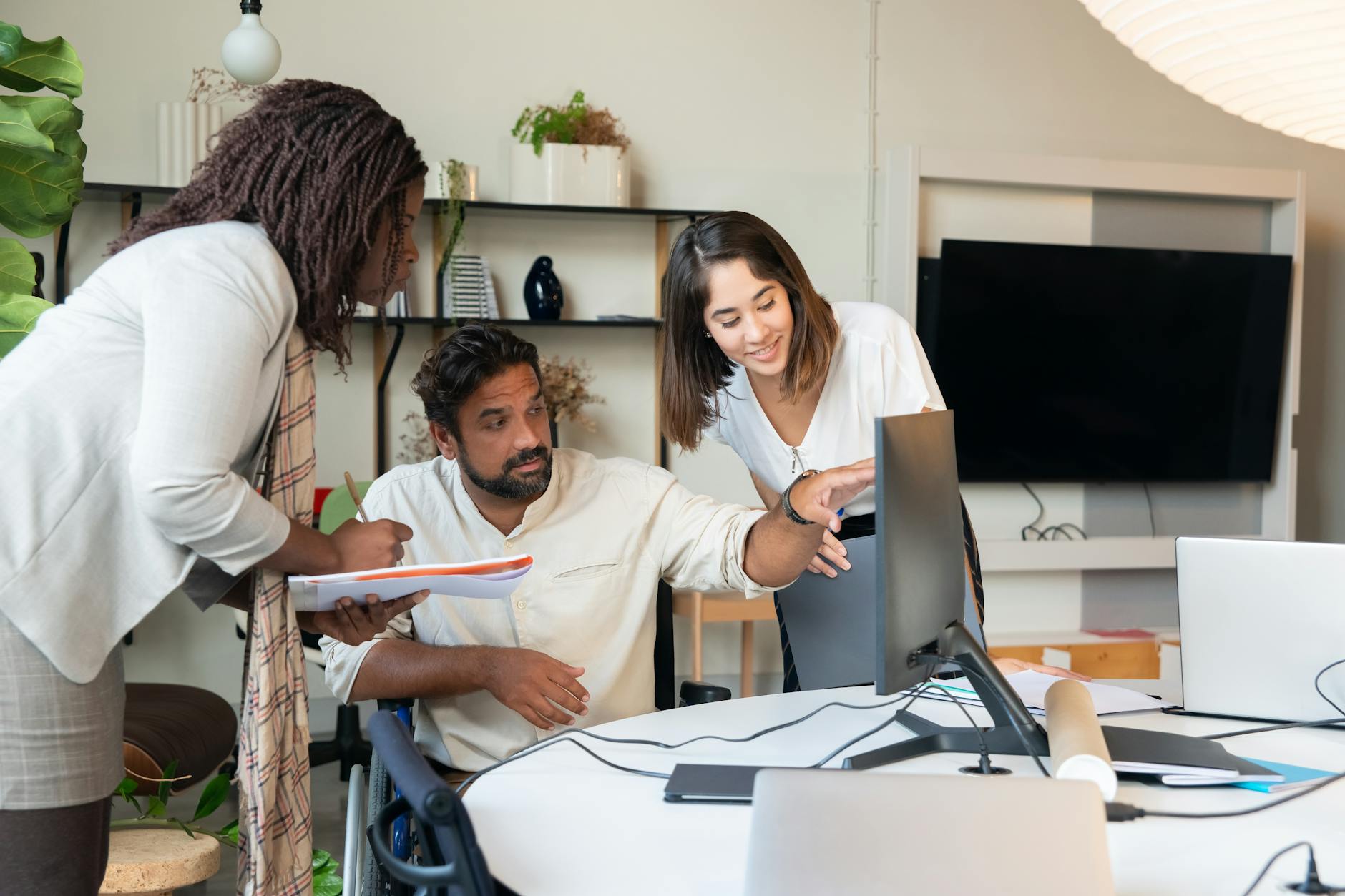Standing Out in a Saturated Market: How Agencies Can Use Authority Content to Win Bigger Clients